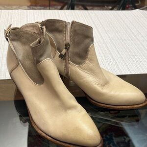 Alberto Fermani Cream and Tan Ankle Boots size 39 EUR